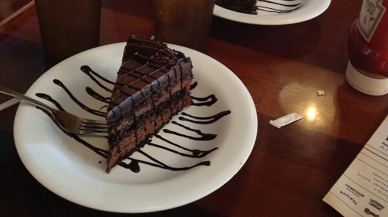 hooters chocolate cake