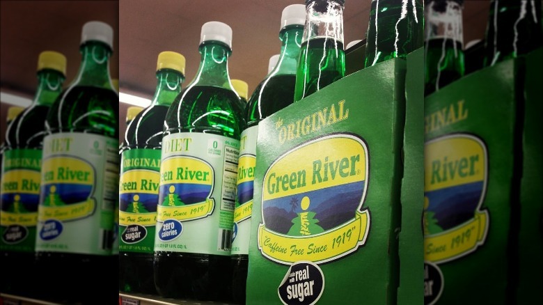   زجاجات الصودا الخضراء النهر
