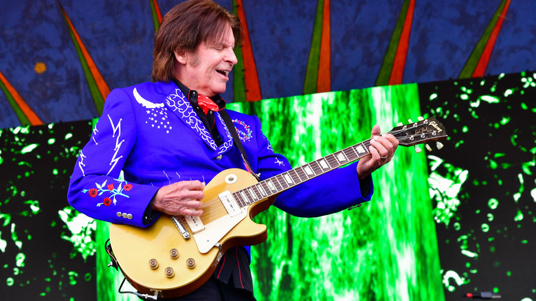   John Fogerty gra na gitarze