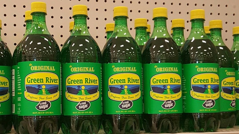   zöld folyó üdítős üvegek