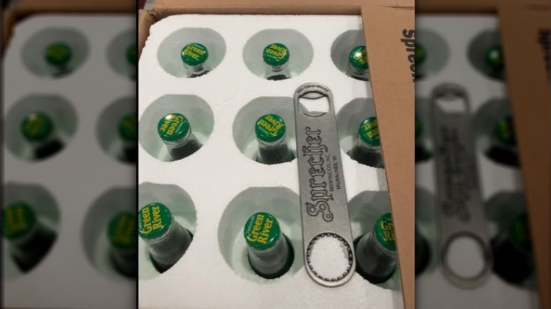   žalios upės butelių kamšteliai ir atidarytuvas