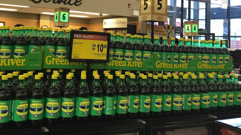   soda di fiume verde sullo scaffale del negozio
