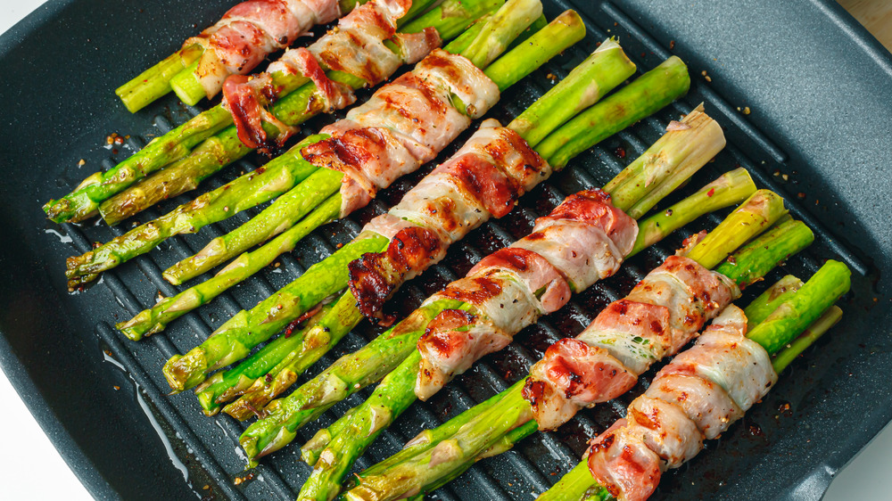 bacon-wrapped asparagus on grill pan