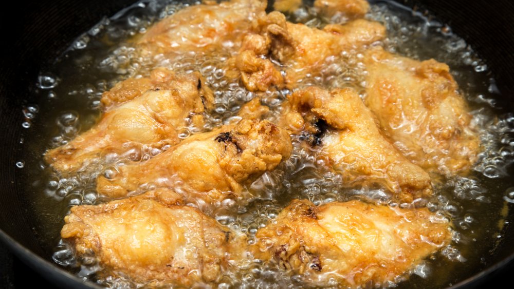 Pollo bollente in olio vegetale.