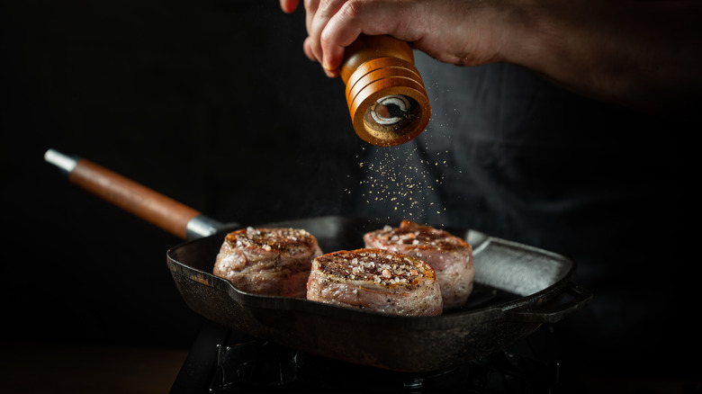 cook peppering steak in pan