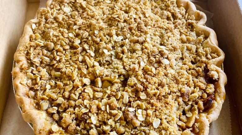 oat-topped apple pie