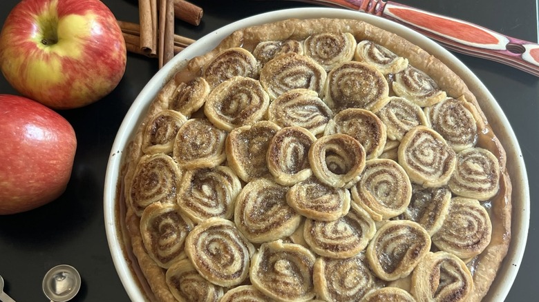 cinnamon roll apple pie