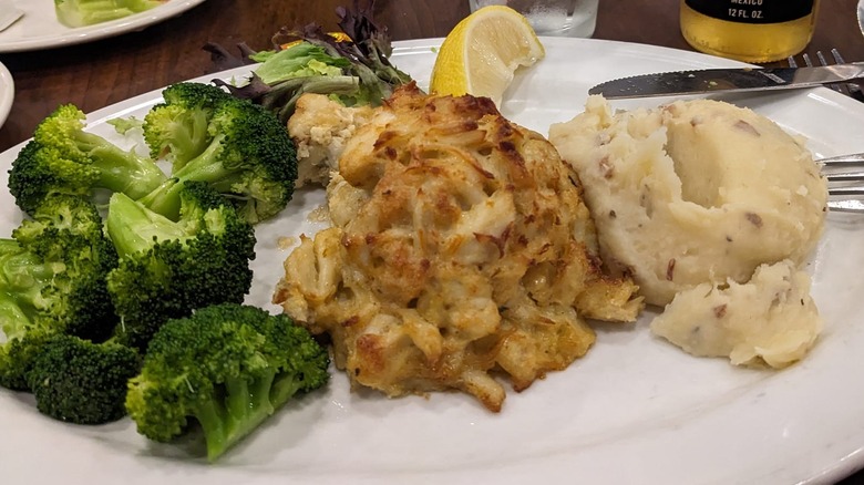 Crab cake platter with mashed potatoes and broccoli
