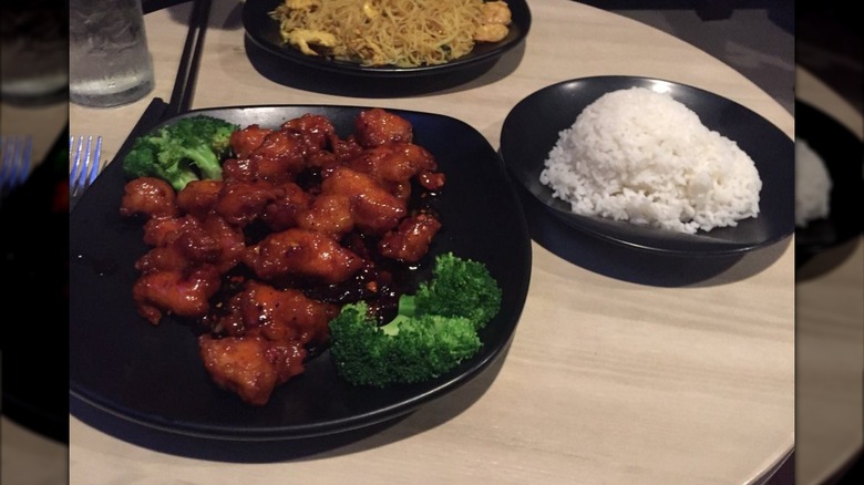 Kung Foo Noodle Restaurant's General Tso's chicken with broccoli and rice on plates