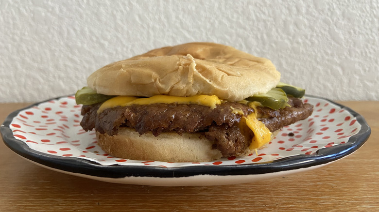 Freddy's Original Double on a plate