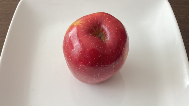 plate with SweeTango apple