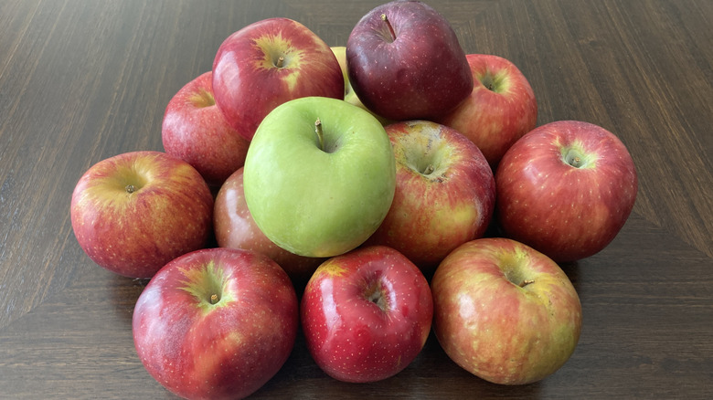 different kinds of apples piled up