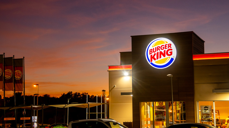  Ein Burger King bei Sonnenuntergang