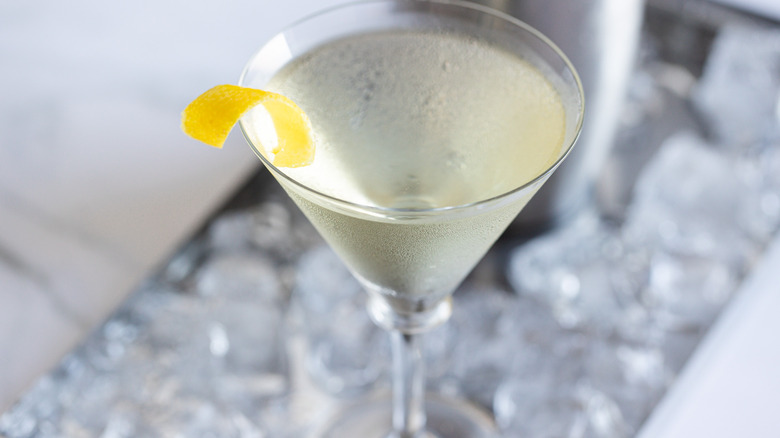 cocktail blanc dans un verre 
