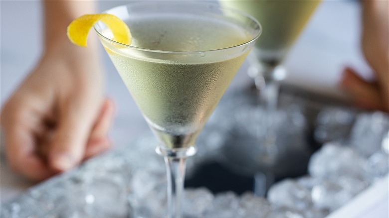 cocktail blanc dans un verre