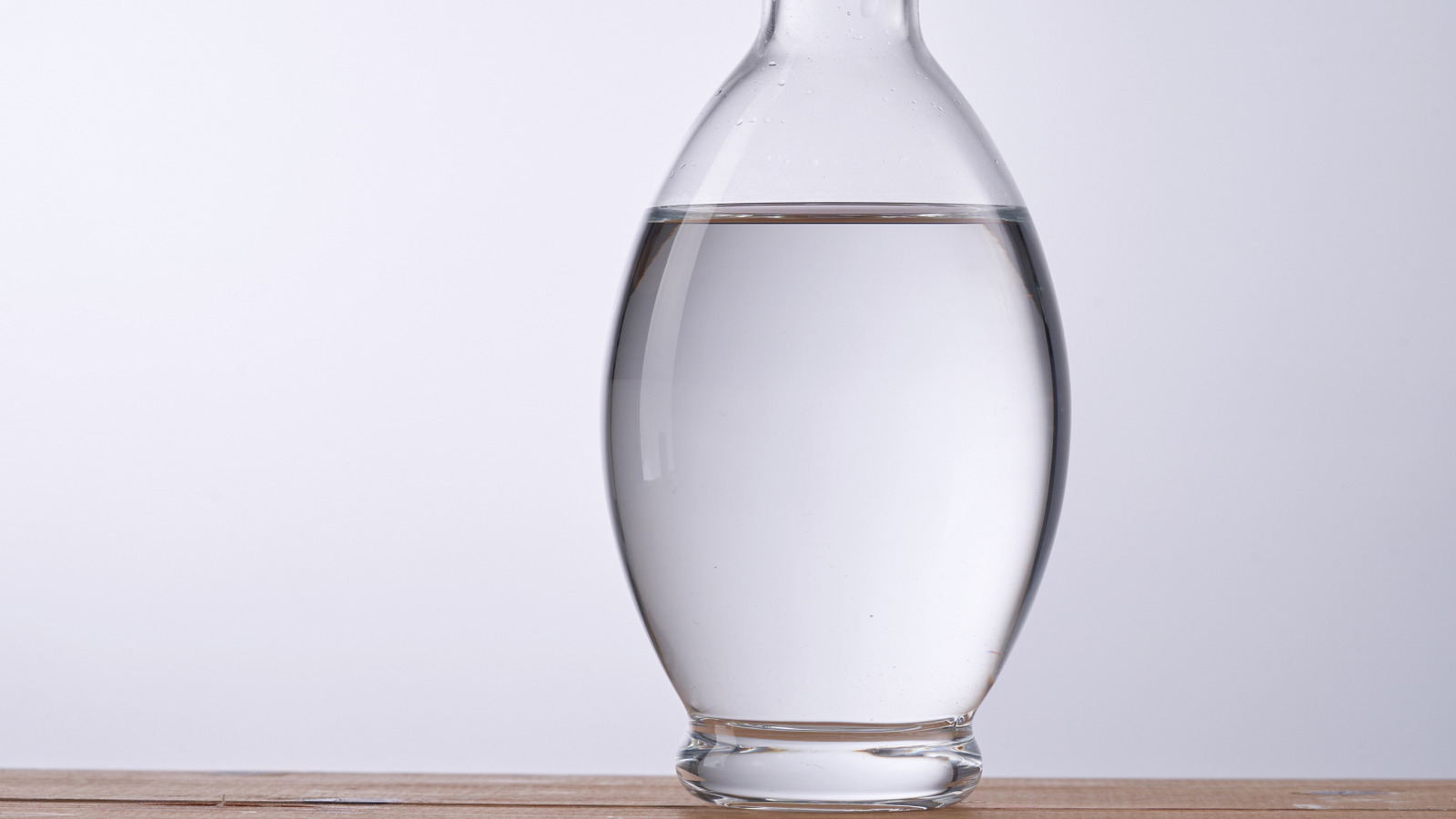 <a href="https://www.mashed.com/2235546/difference-between-cleaning-vinegar-white-vinegar/" target="_blank">White Vs Cleaning Vinegar: How Are They Different?</a>