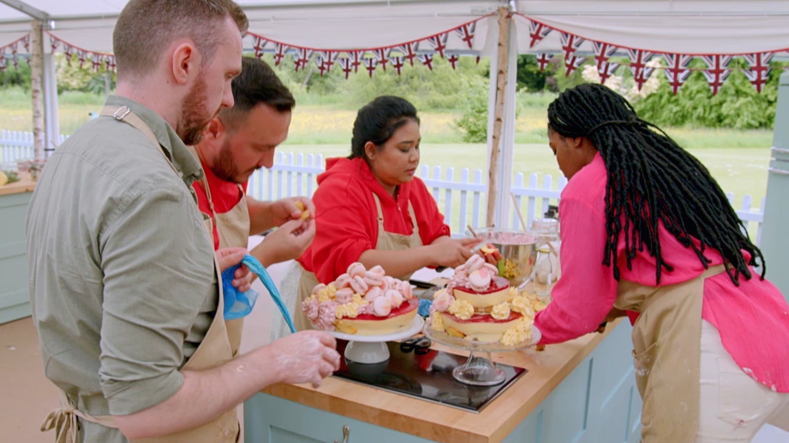 Who Does The Dishes On GBBO?