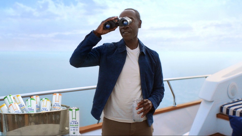 who-don-cheadle-s-lookalike-in-the-michelob-ultra-ad-really-is