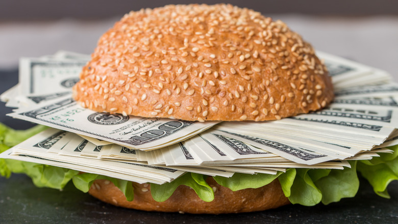 Cash burger with lettuce