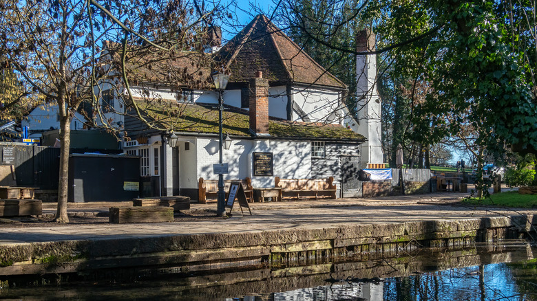 exterior of ye olde fighting cocks pub
