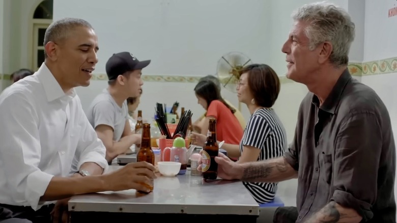 Anthony Bourdain drinking beer with Barack Obama at a Vietnamese restaurant
