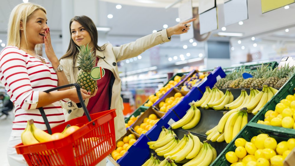 Women buying bananas