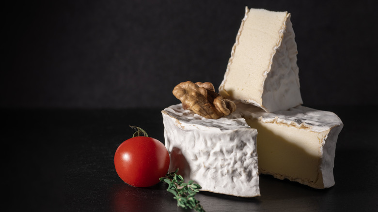 Brie with tomato and walnut