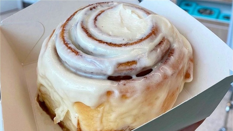 Cinnabon cinnamon roll 