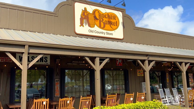 Cracker Barrel exterior