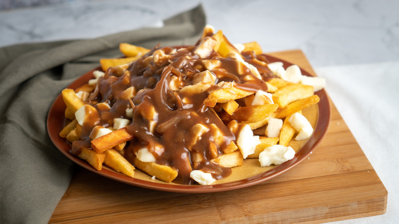 Plate of poutine