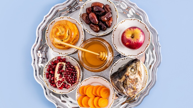 plate of traditional rosh hashanah