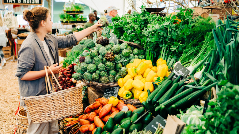 woman shopping for fresh produce at the farmers market