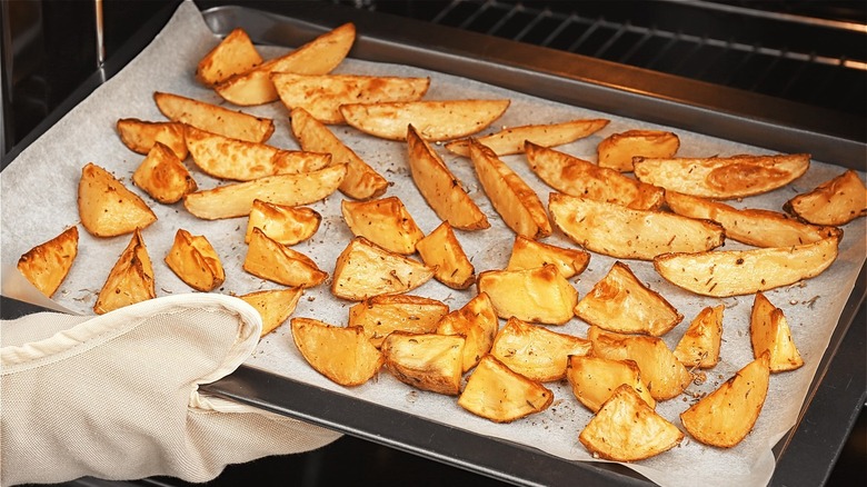 potato wedges en papillote in parchment