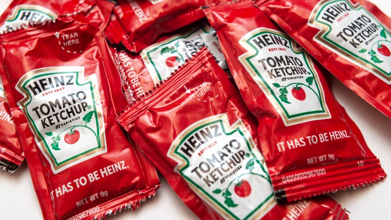 pile of Heinz tomato ketchup packets