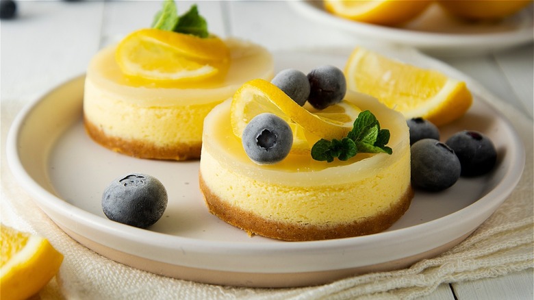 lemon cheesecake with blueberries
