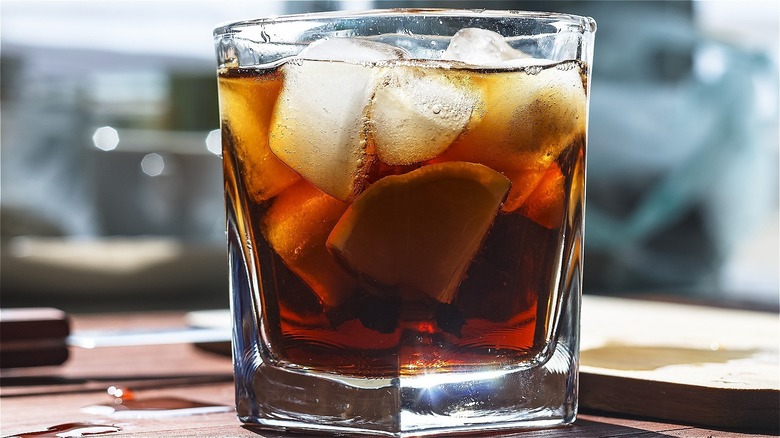 rum and coke cocktail