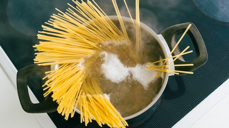 Spaghetti boiling