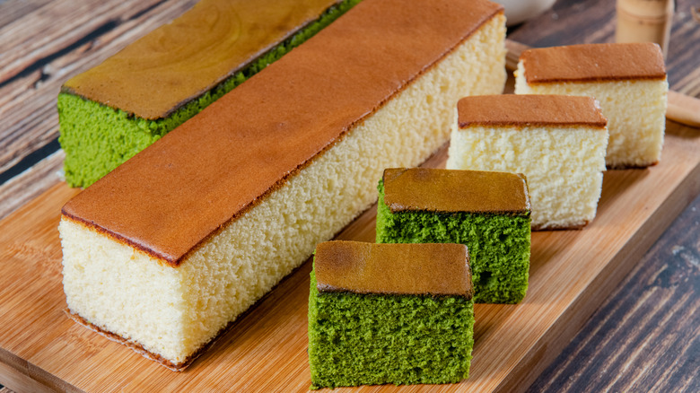 Rectangular honey and matcha-flavored Japanese sponge cakes