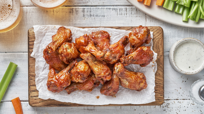 Chicken wings with celery and beer