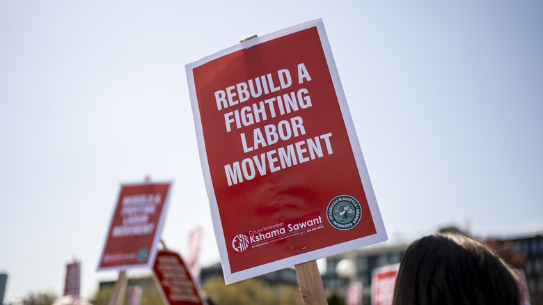 signs calling for starbucks to unionize