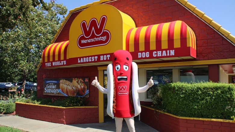 exterior of Wienerschnitzel fast food chain