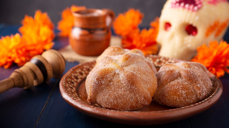 pan de muerto with flowers