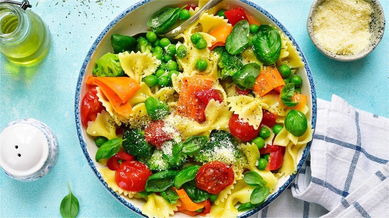 Pasta with tomatoes, basil, peas, carrots
