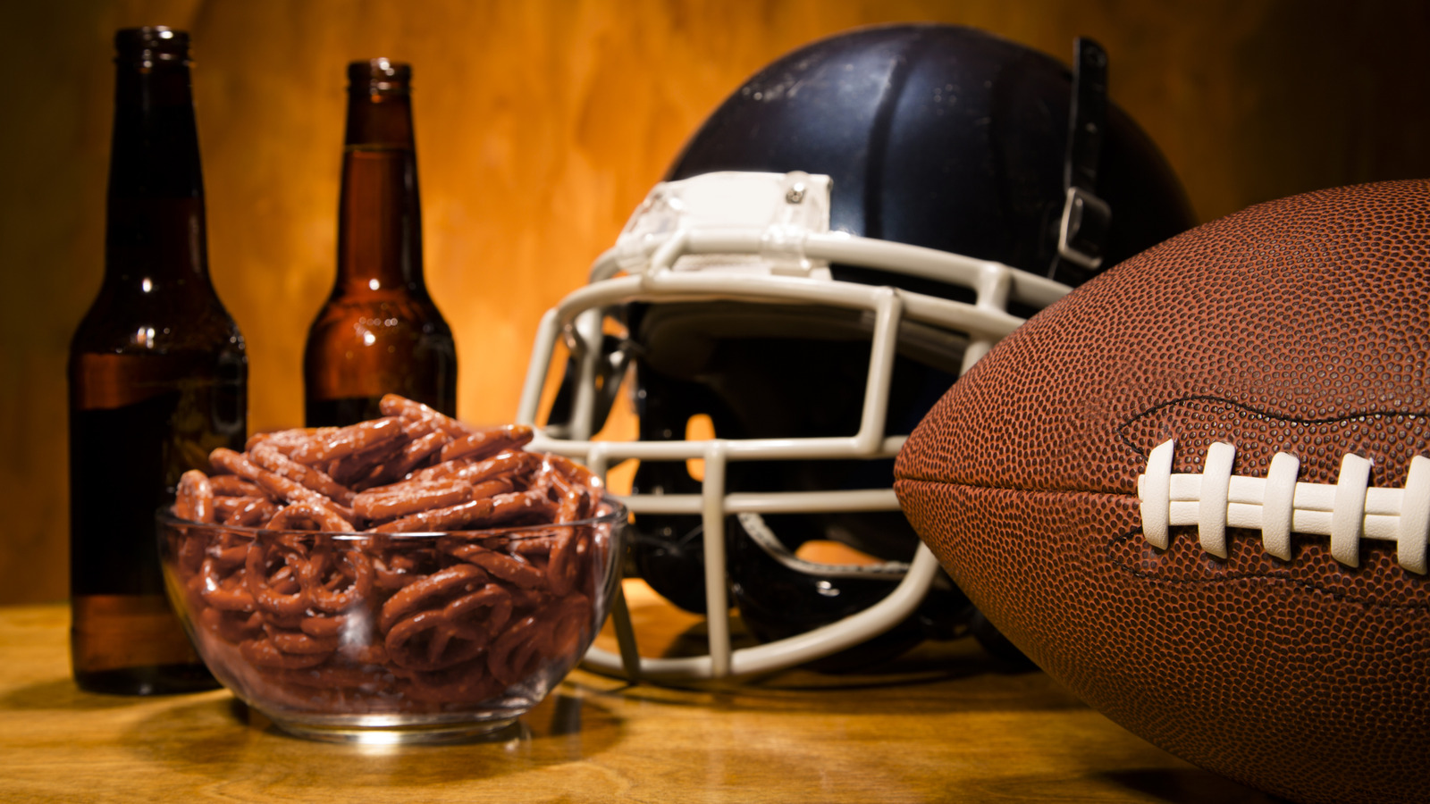 <a href="https://www.mashed.com/1777654/beer-super-bowl-commercials/" target="_blank">Why People Never Actually Drink Beer In Super Bowl Commercials</a>