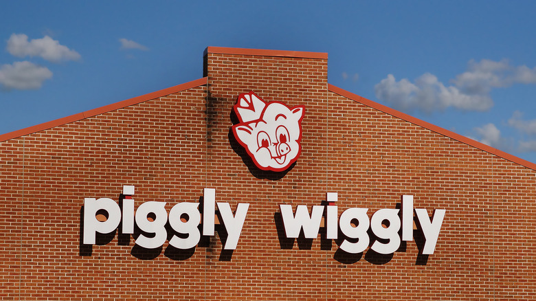 Piggly Wiggly logo on brick building