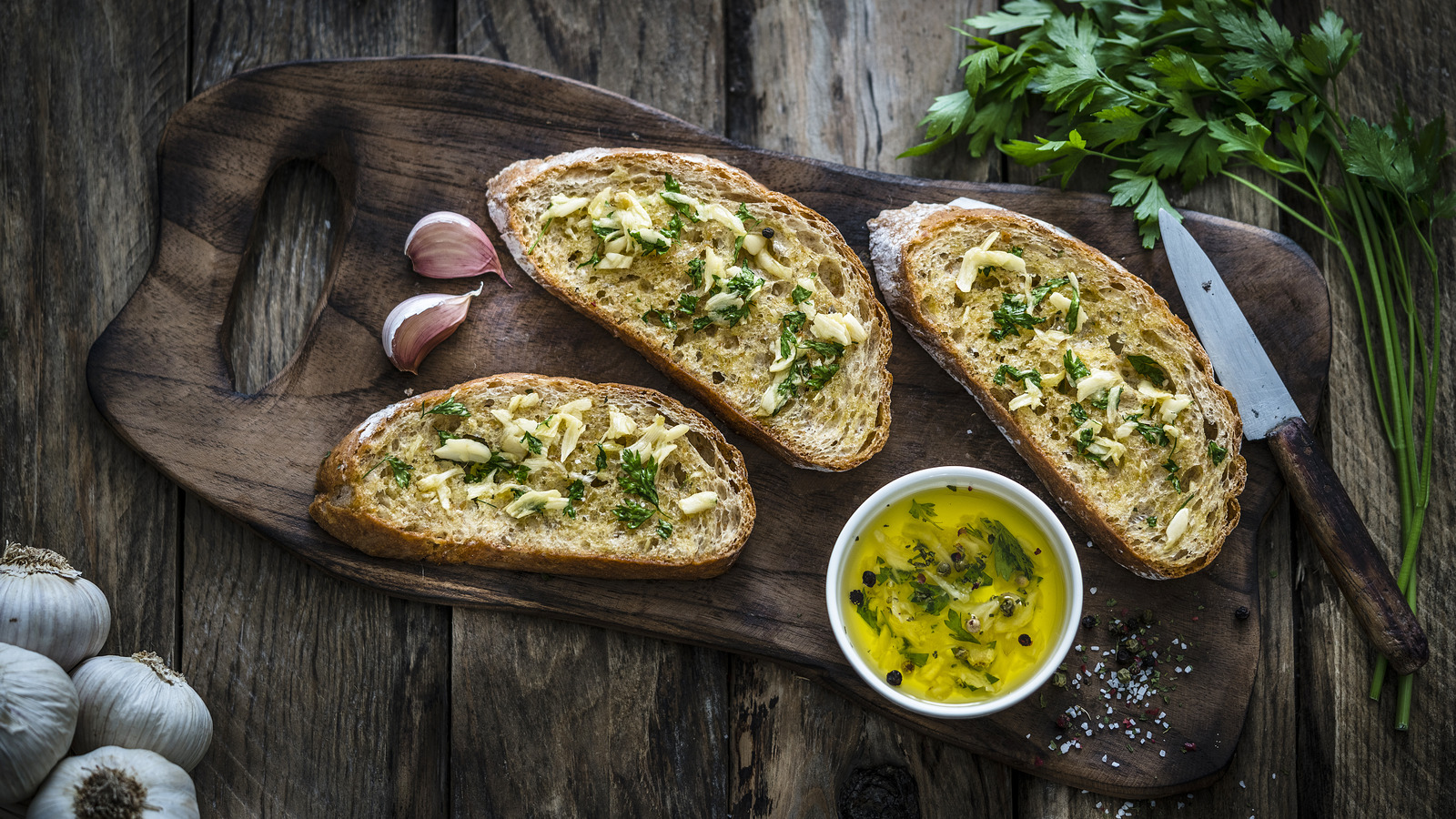 Why Restaurant Garlic Bread Always Tastes Better Than Homemade