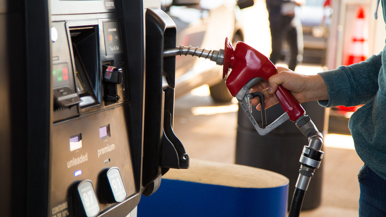 hanging up fuel nozzle 