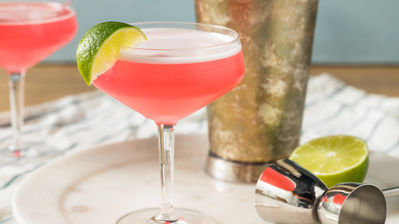 pink cosmopolitan cocktail with lime
