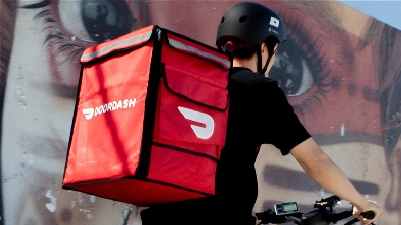 Dasher delivering food in a bike 