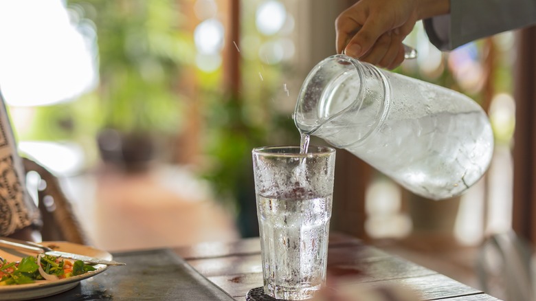 Waiter member pouring water